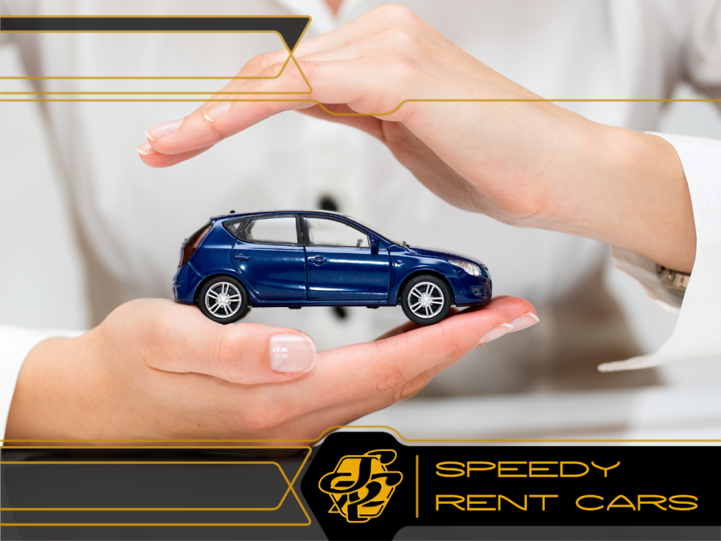 Kobieta trzyma w dłoni mały model samochodu. Drugą ręka tworzy nad nim daszek.