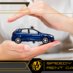 Kobieta trzyma w dłoni mały model samochodu. Drugą ręka tworzy nad nim daszek.