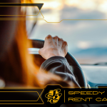 Kobieta kieruje samochodem, widać tylko jej rękę na kierownicy